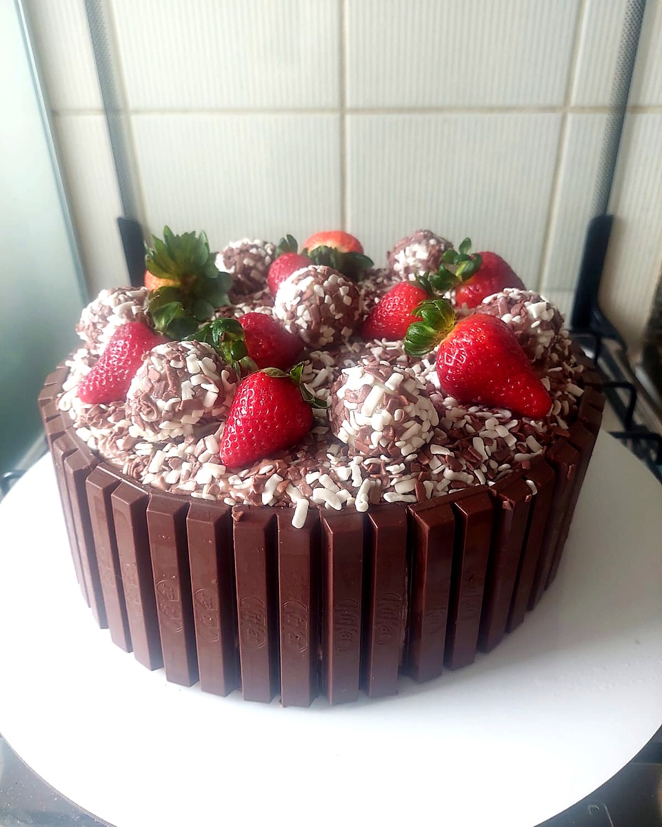 Bolo KitKat com morangos da Casa Docicanto